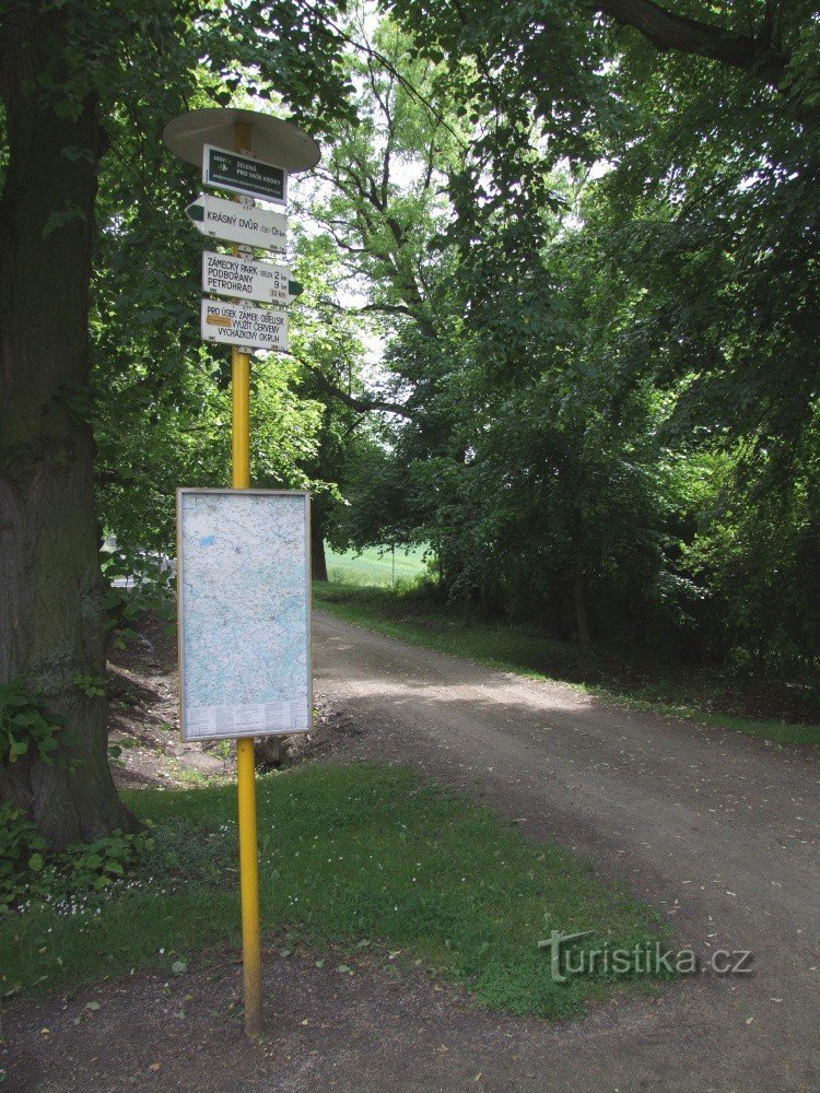 Signpost Krásný Dvůr - castle