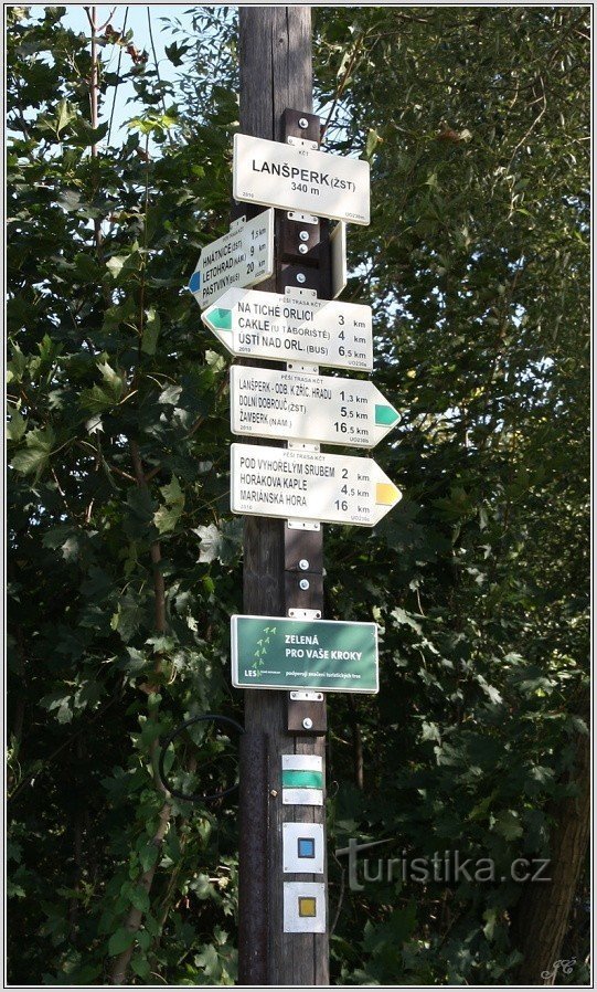 Lanšperk signpost, railway station