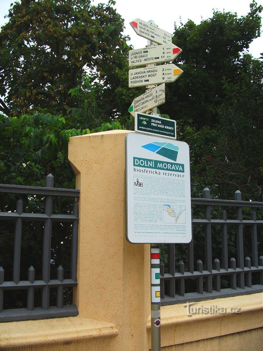 Signpost Lednice - square