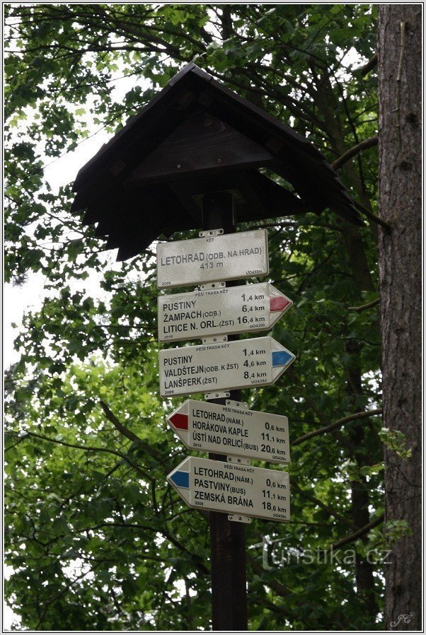 Poste indicador de Letohrad, bajada al castillo