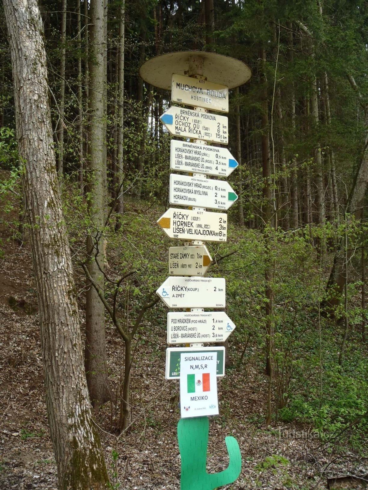 Muchova bouda inn signpost - April 21.4.2012, XNUMX