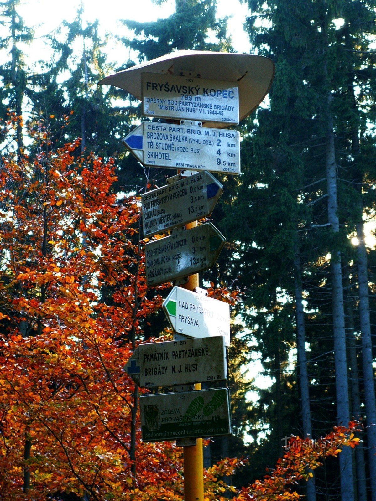 Placa de sinalização na colina de Fryšavské