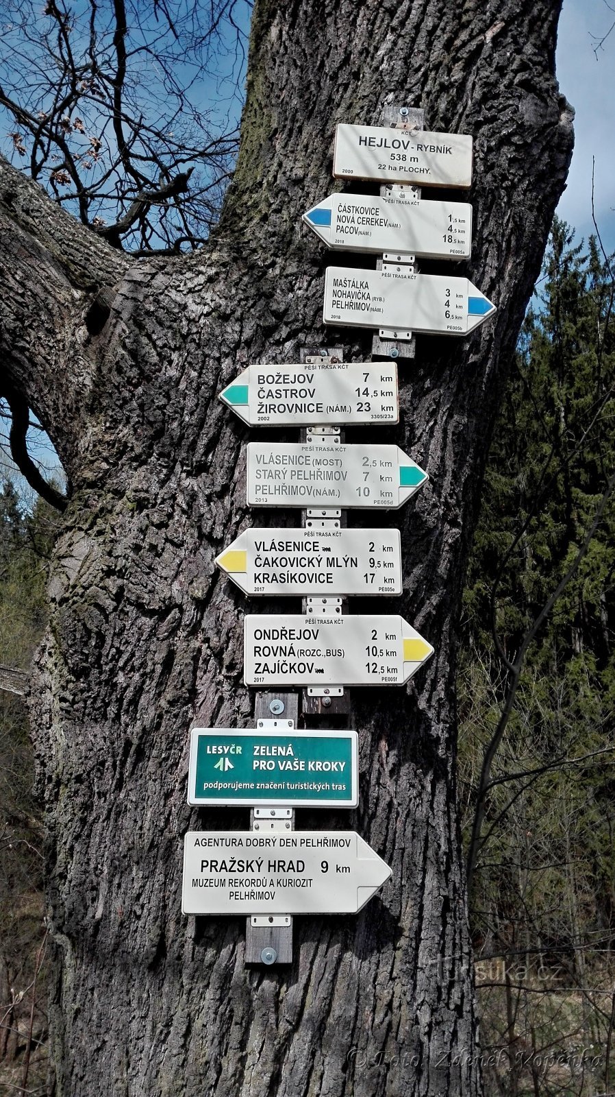 Signpost on the Hejlovka embankment.