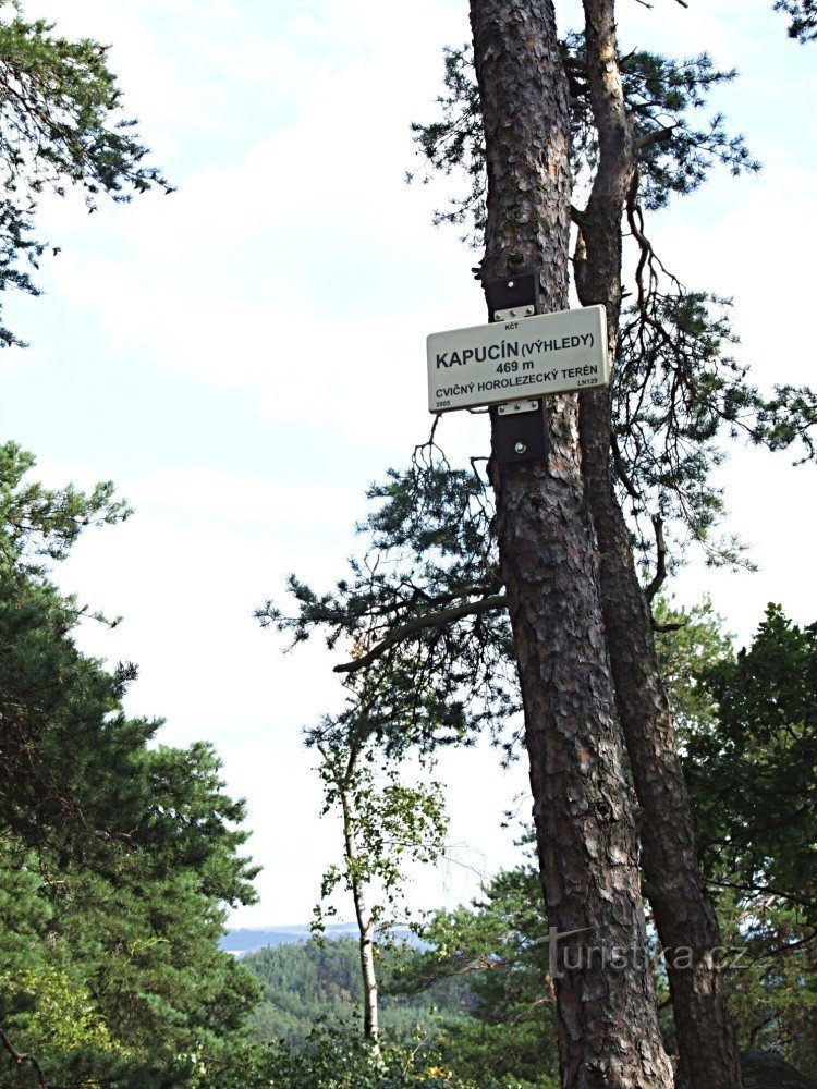 Poste indicador en las rocas capuchinas