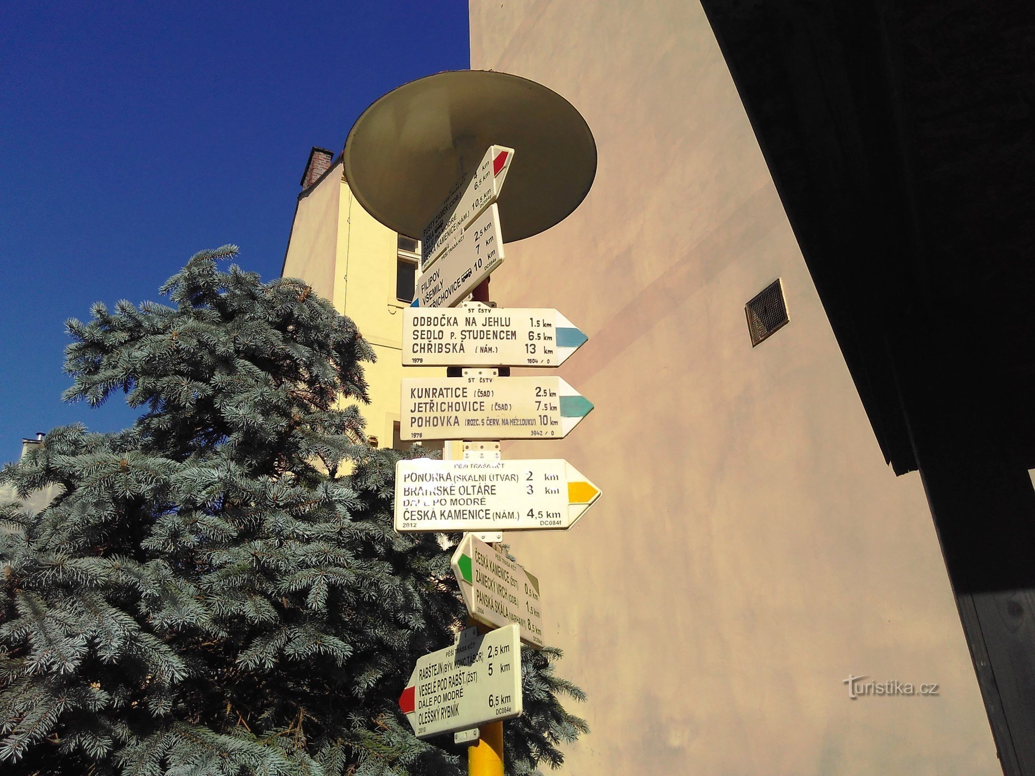 Wegweiser auf dem Stadtplatz in Česká Kamenice