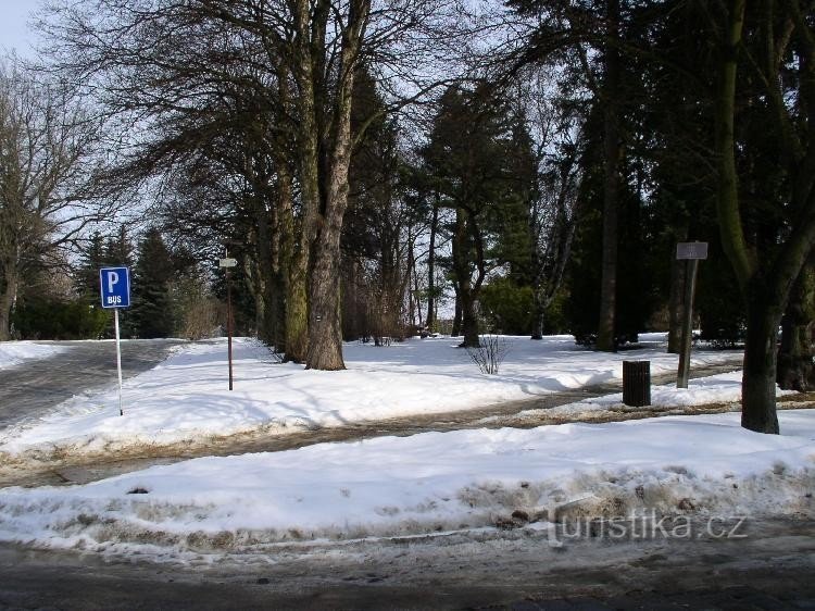 Wegwijzer op de achtergrond van het park