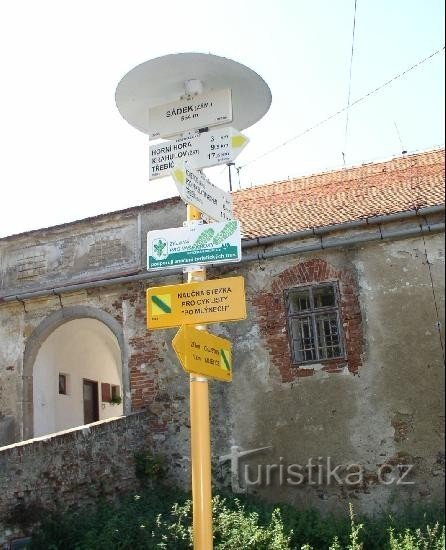 Signpost to Sádek