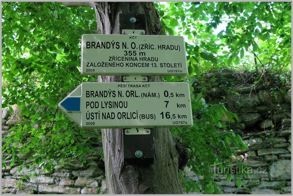 Placa de sinalização nas ruínas do castelo Brandýs nad Orlicí