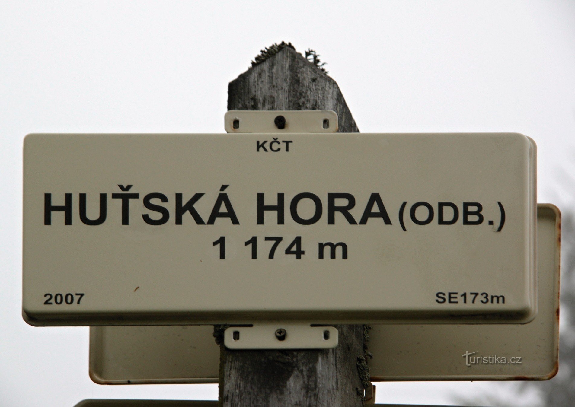 Wegwijzer voor de afslag Huťská Hora