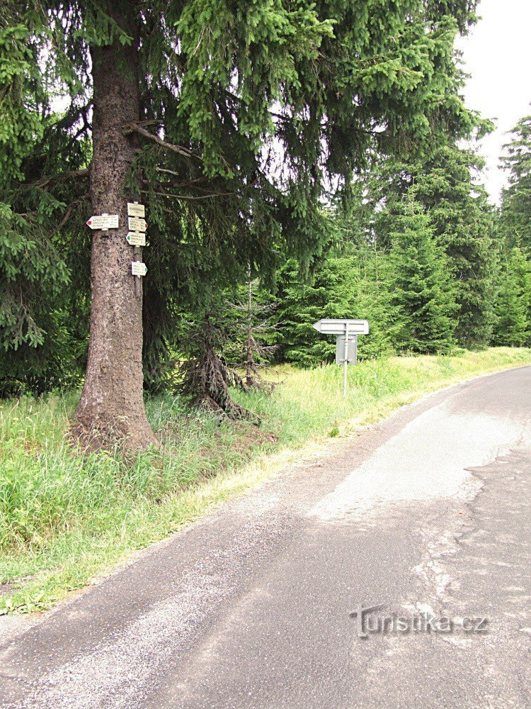 Blatenský vrchem の下の道標