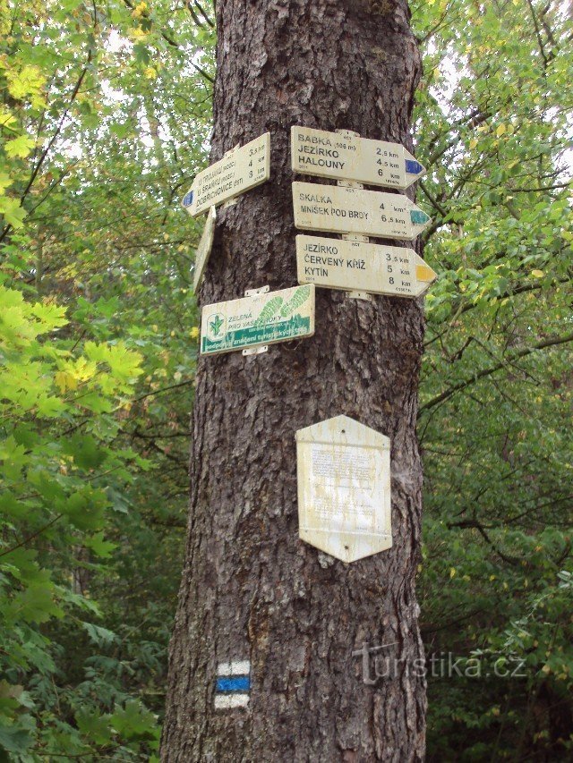 rozcestník pod Lesním divadlem