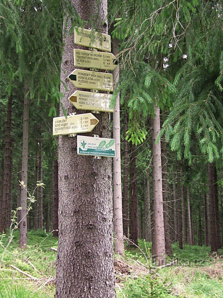 Placa de sinalização sob Perninský vrchem