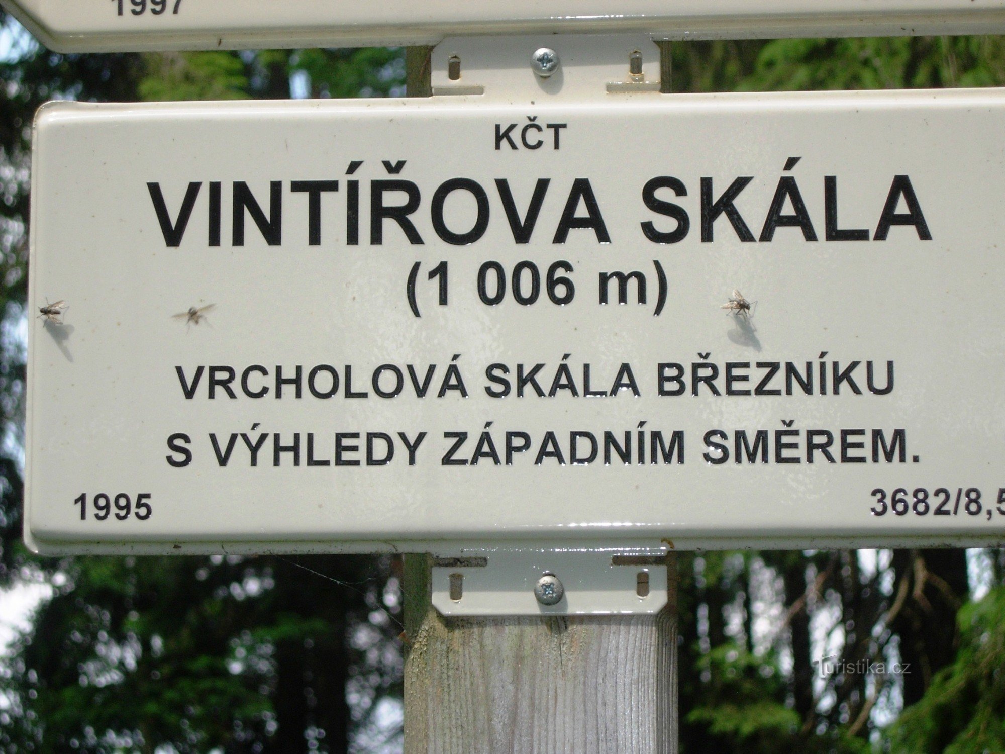 Placa de sinalização sob a rocha Vintířová