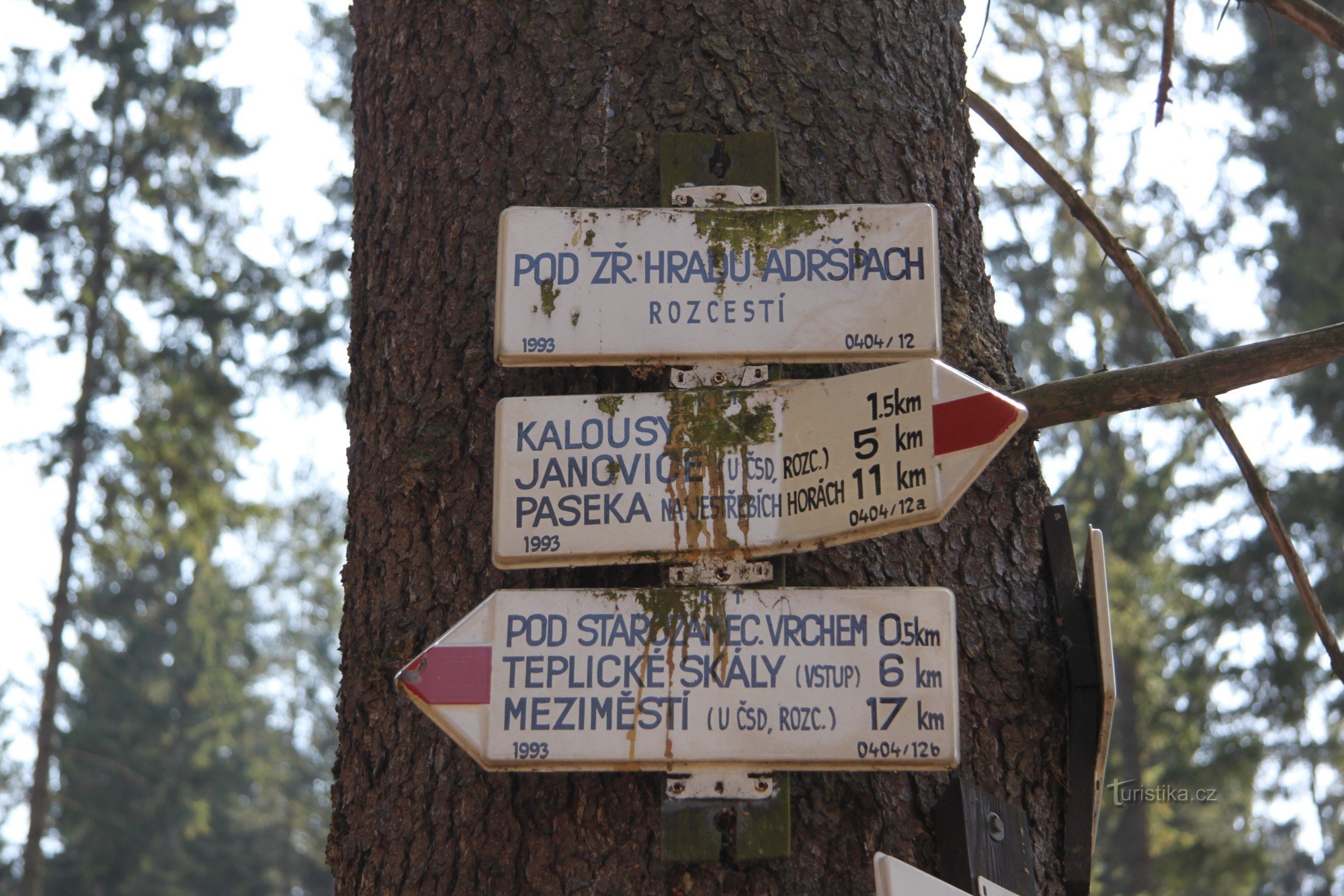 Poste indicador bajo las ruinas del castillo de Adršpach