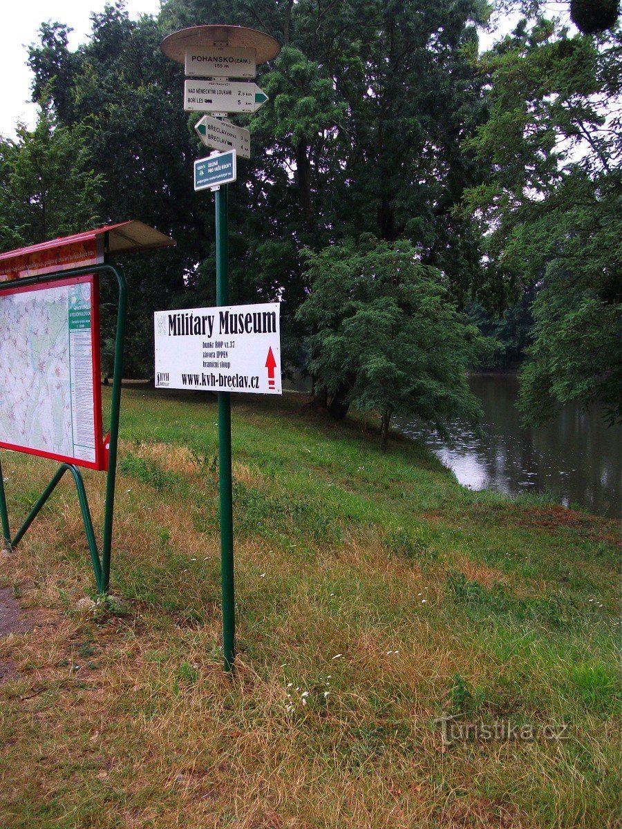 Placa de sinalização Pohansko - castelo