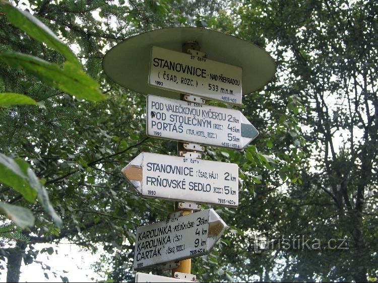 placa de sinalização: placa de sinalização Stanovníice acima da barragem 533 metros acima do nível do mar