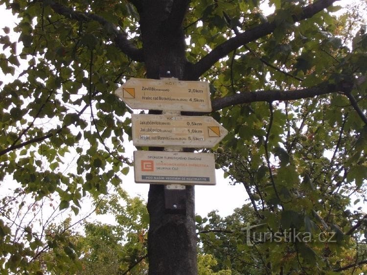 Poste indicador: Poste indicador de un importante letrero que conduce alrededor de Hradec nad Moravicí.