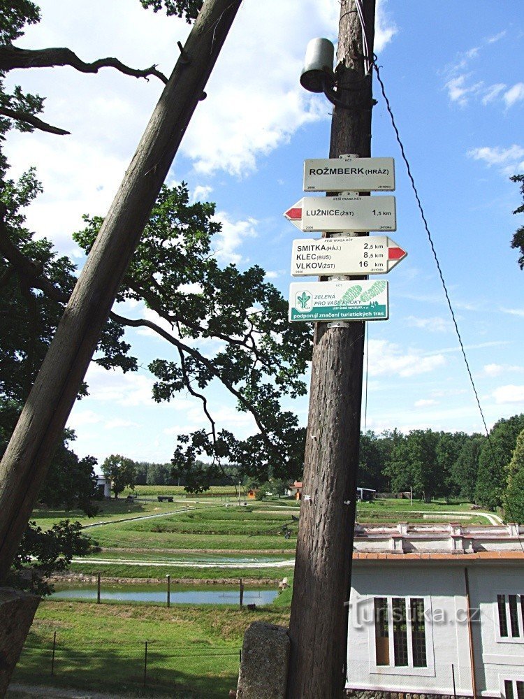 Drogowskaz Rožmberk - grobla