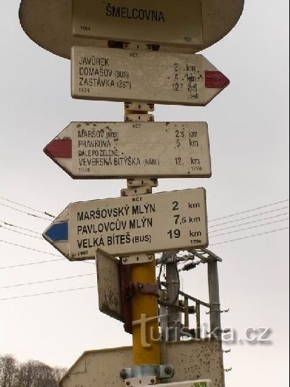 Šmelcovna útjelző tábla: Šmelcovnánál két turistatábla kereszteződése található