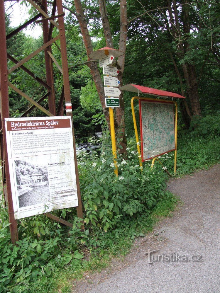 Wegweiser Spálov - Bahnhof