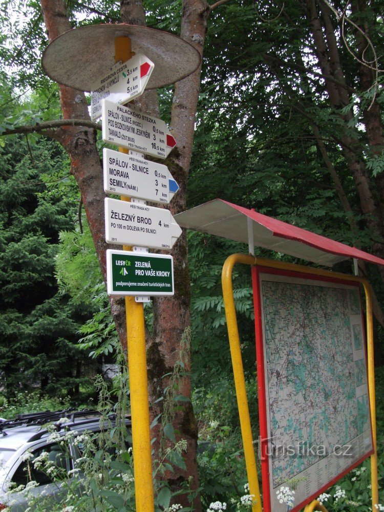 Placa de sinalização Spálov - estação ferroviária