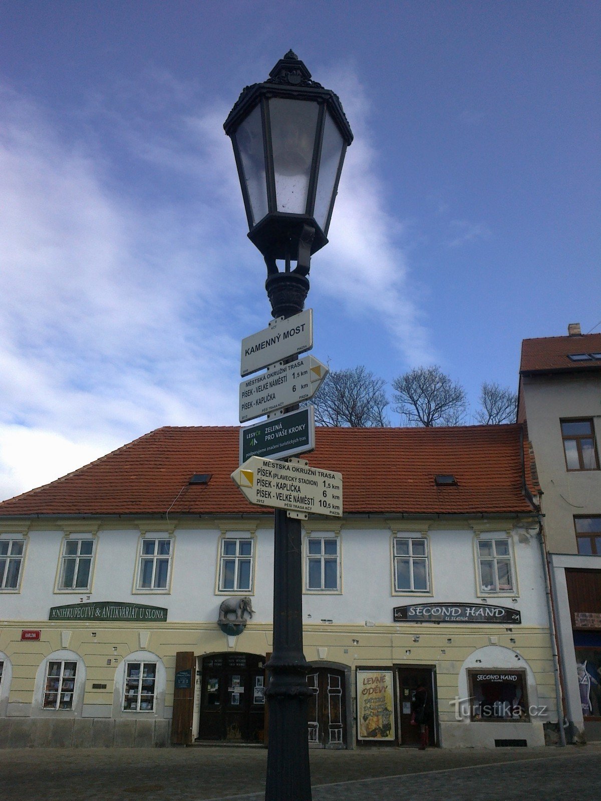 Wegwijzer bij de stenen brug in Písek