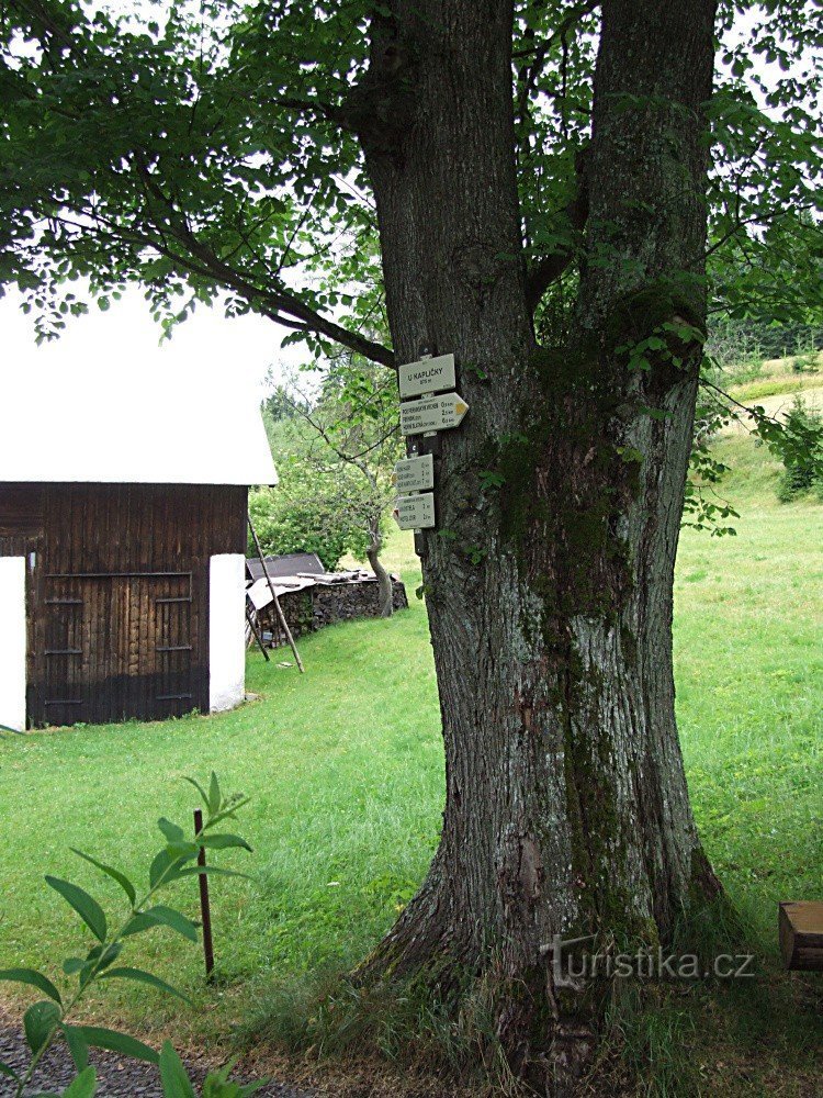 Placa de sinalização na capela