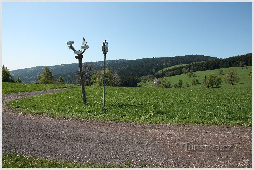 Wegweiser am Kreuz