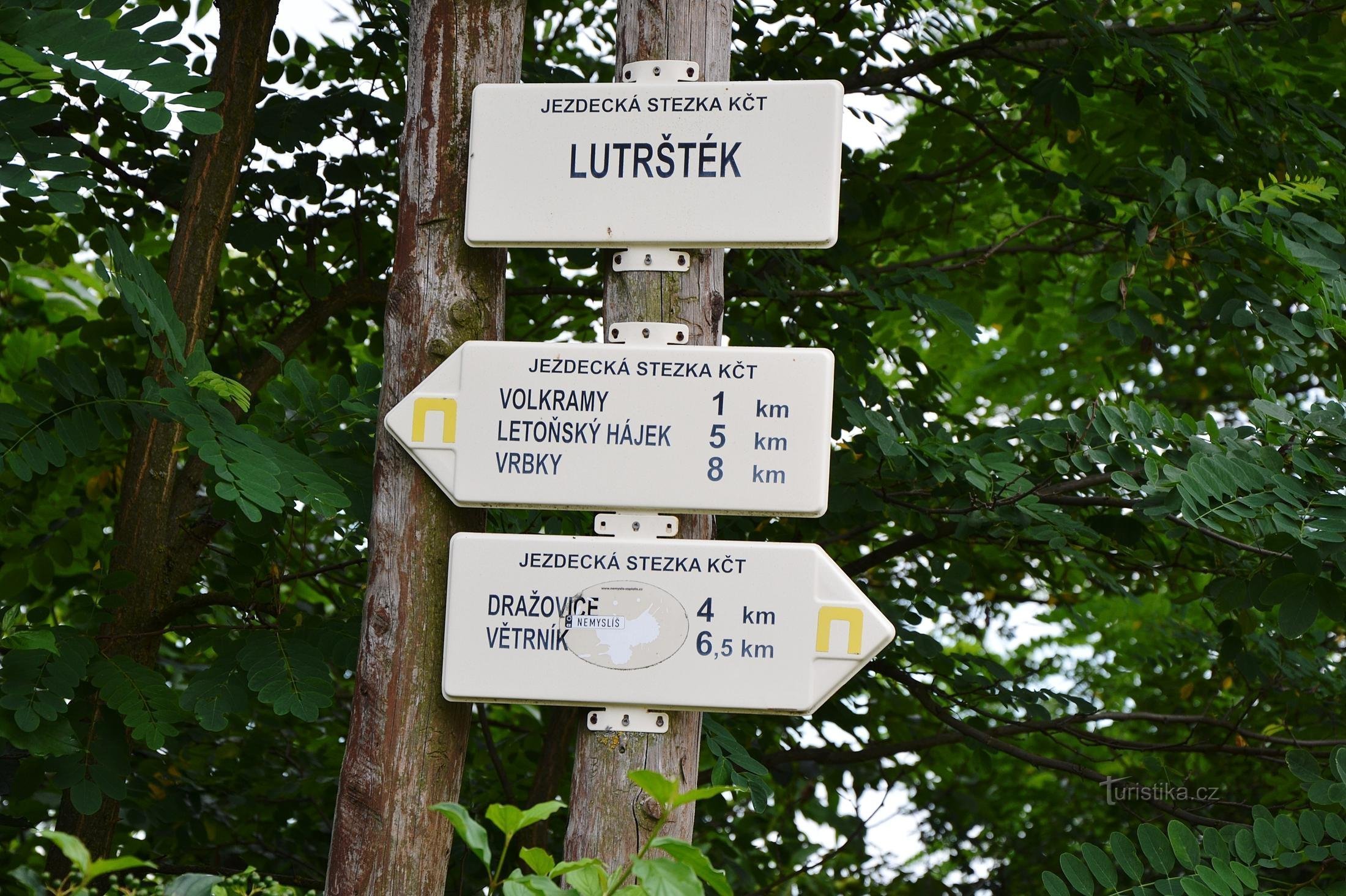 cartel cerca de Lutrštek