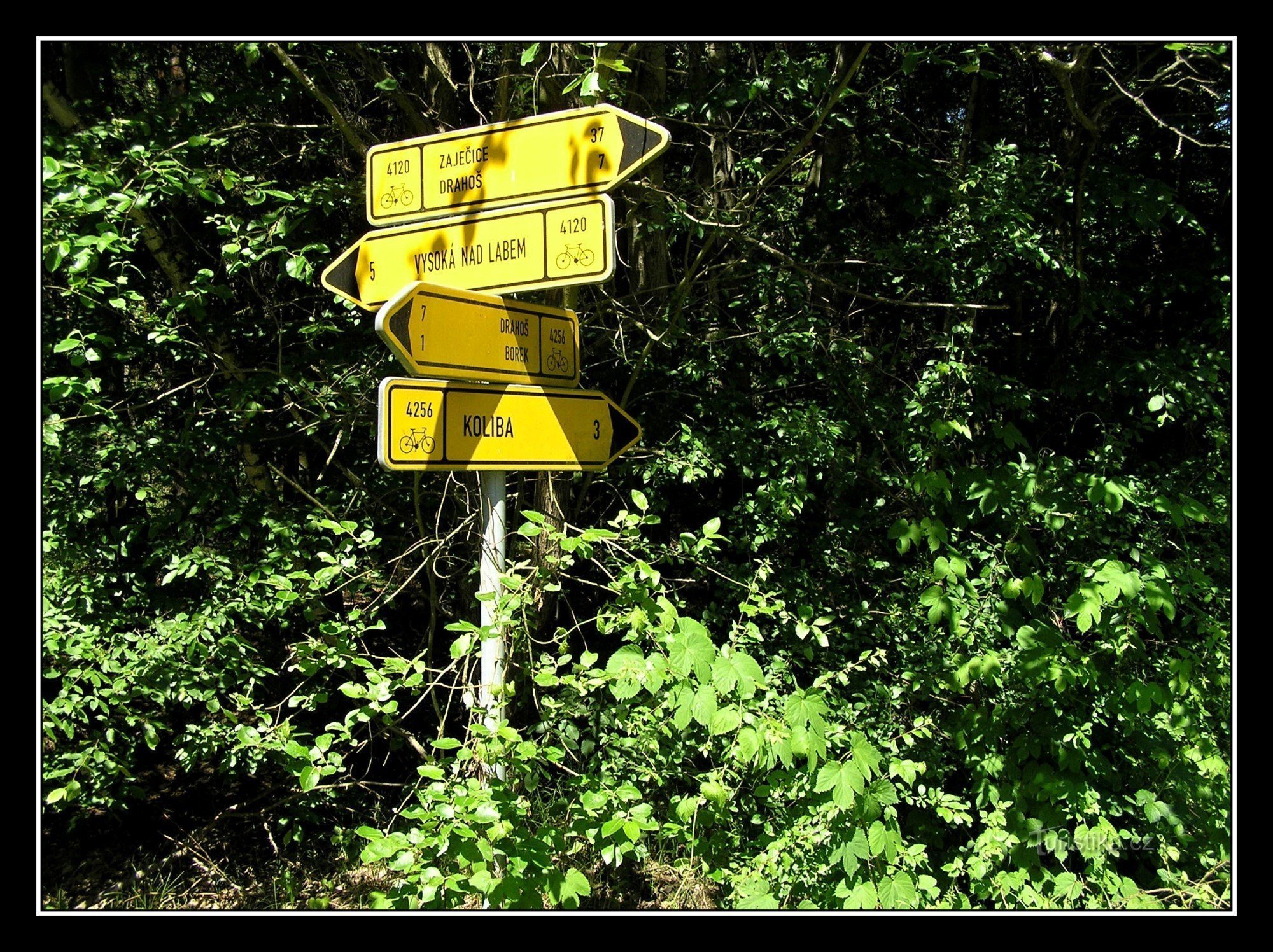 placa de sinalização perto da aldeia de Borek