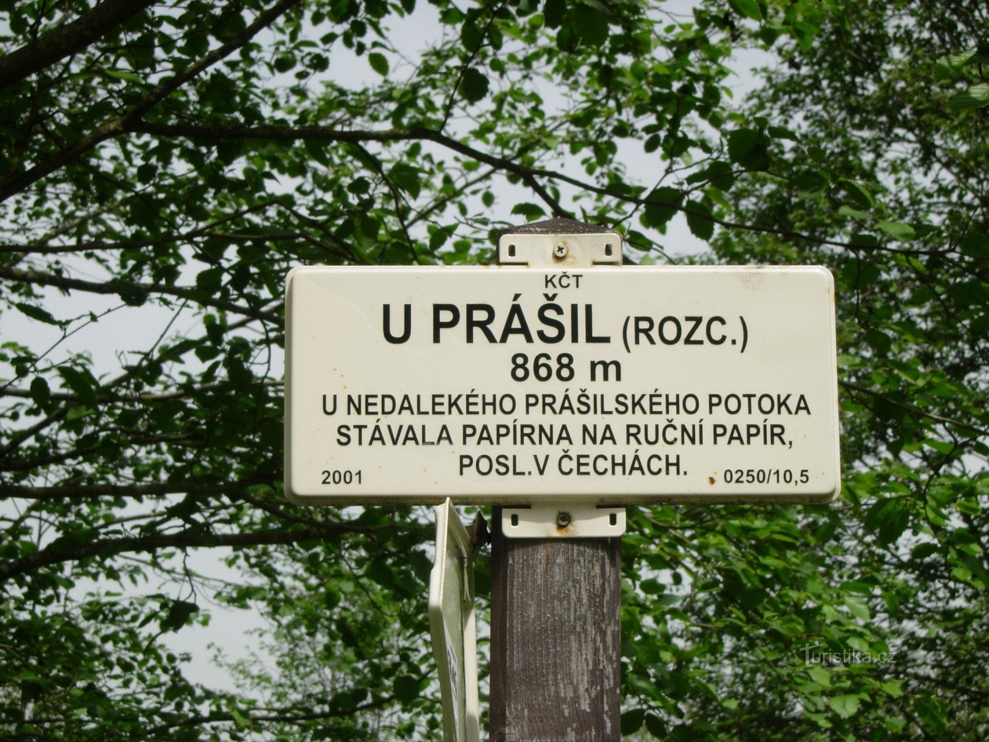 Poste indicador en el desvío de la carretera principal