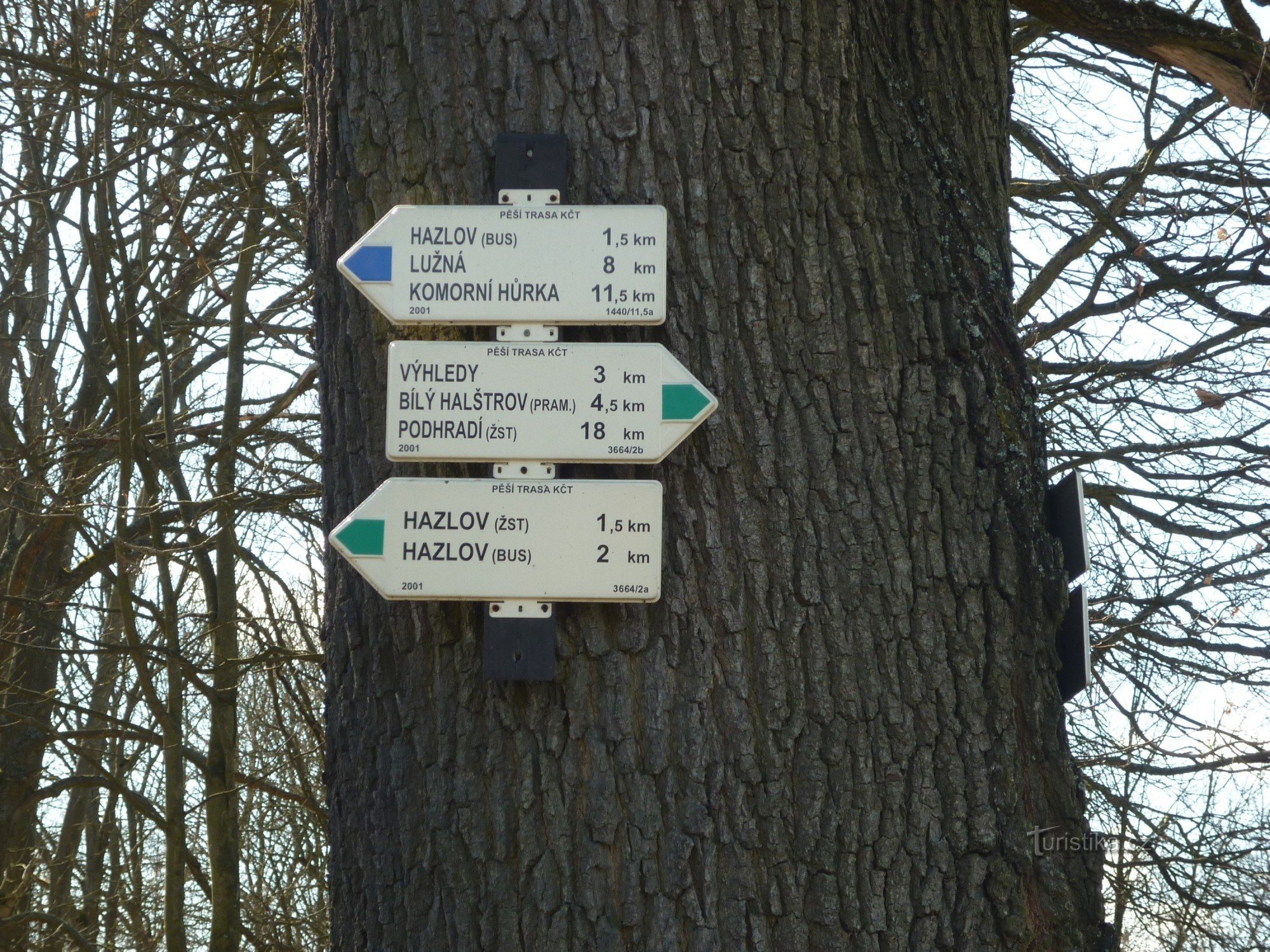 placa de sinalização à beira da lagoa