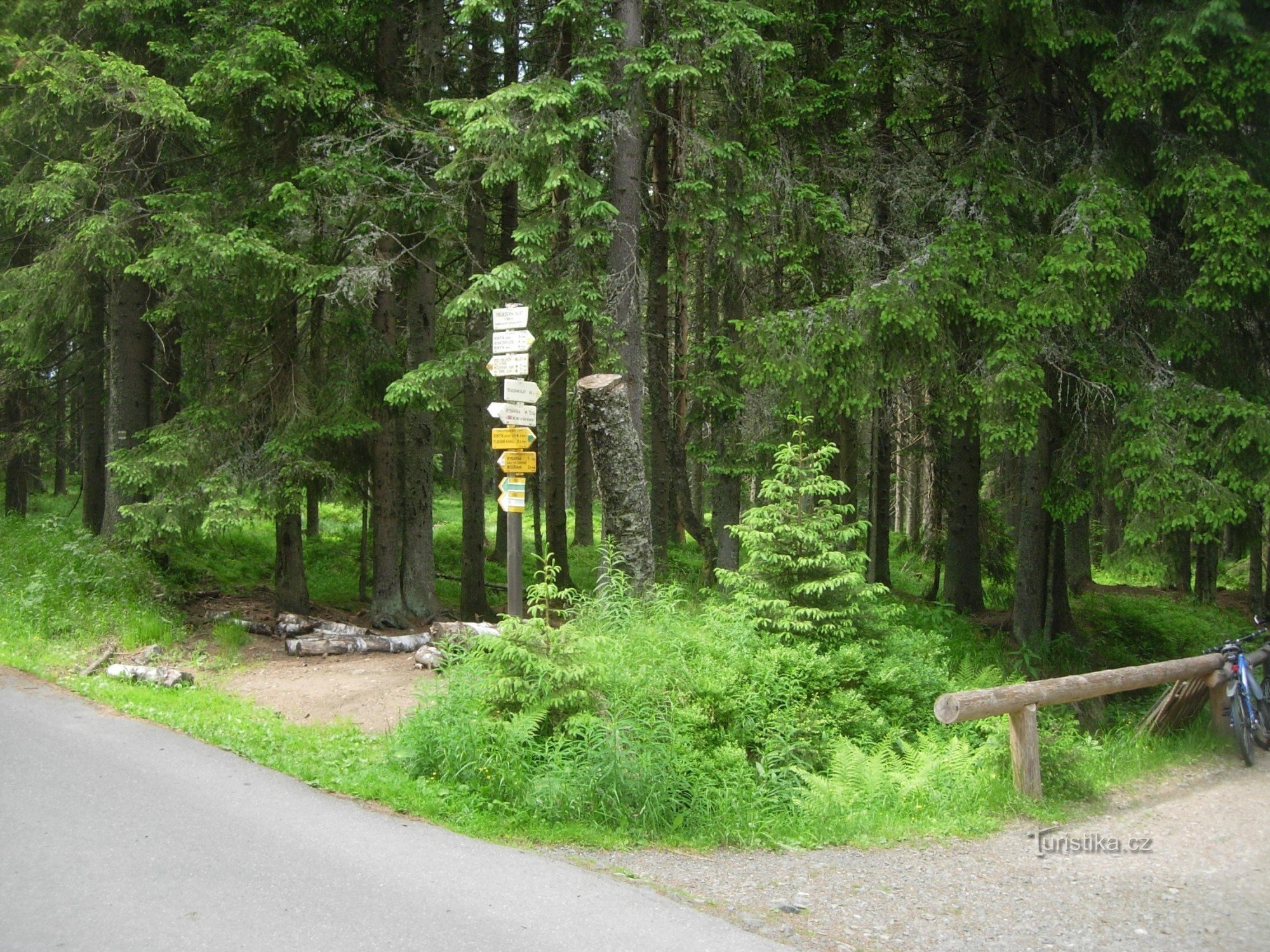 Wegweiser bei Trijezerní slati