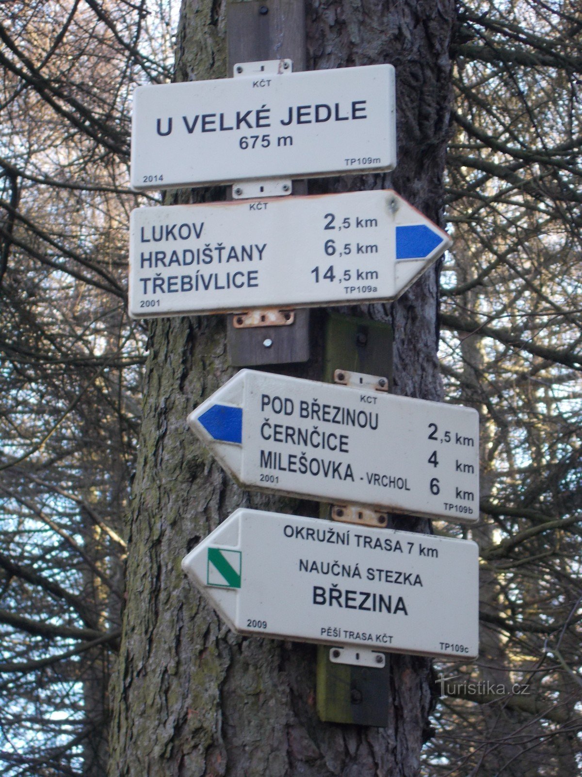 Poste indicador cerca de Velká Jedle.
