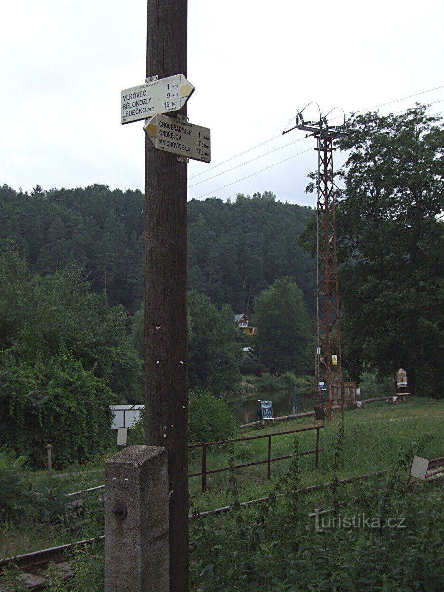 Rozcestník u železniční zastávky Vlkovec