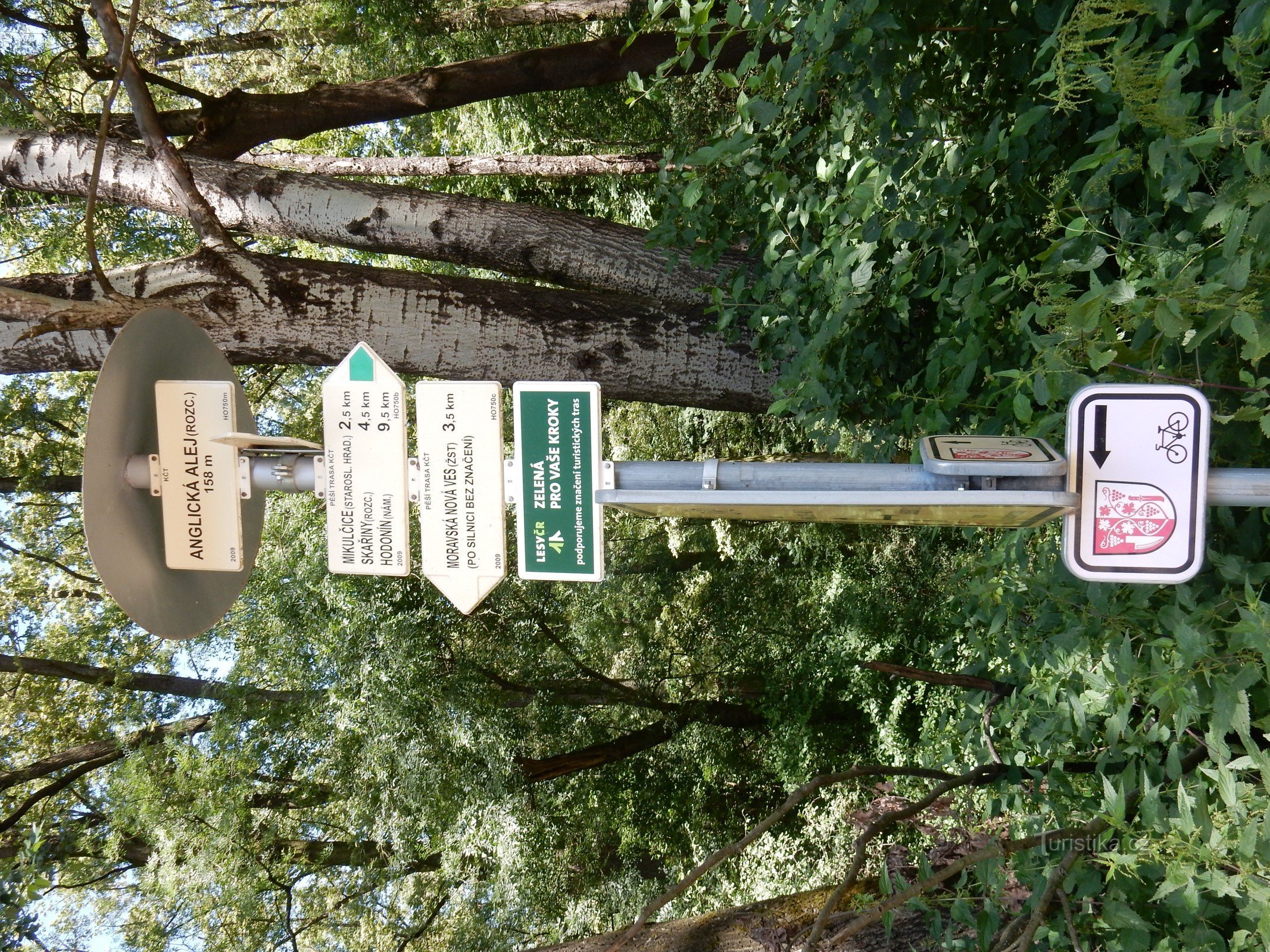 Placa de sinalização em Anglická aleja a caminho de Mikulčice