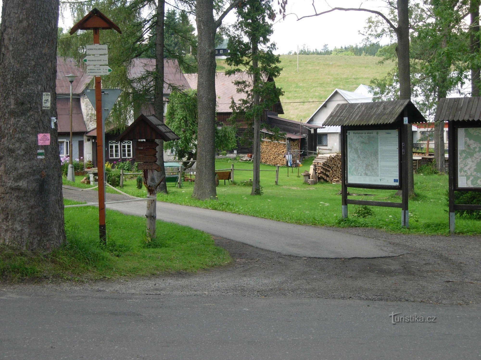 Rozcestník v obci Horní Polubný