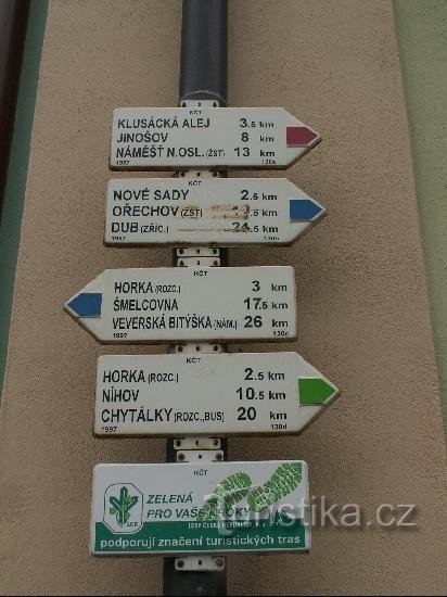 Panneau Velká Bíteš : Panneau de panneaux touristiques rouges, bleus et verts