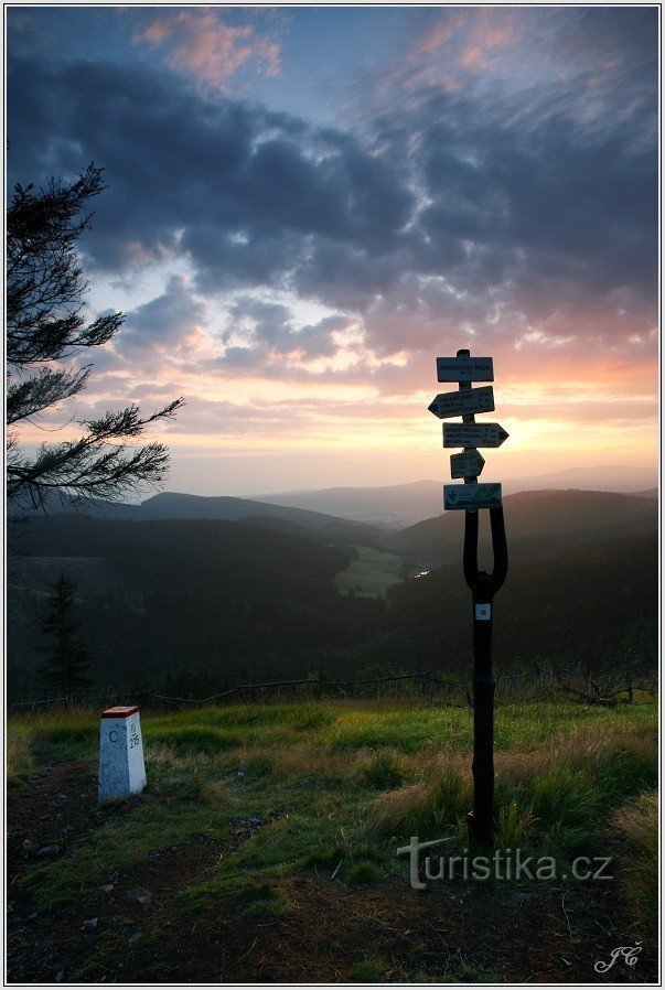 Poste indicador al amanecer