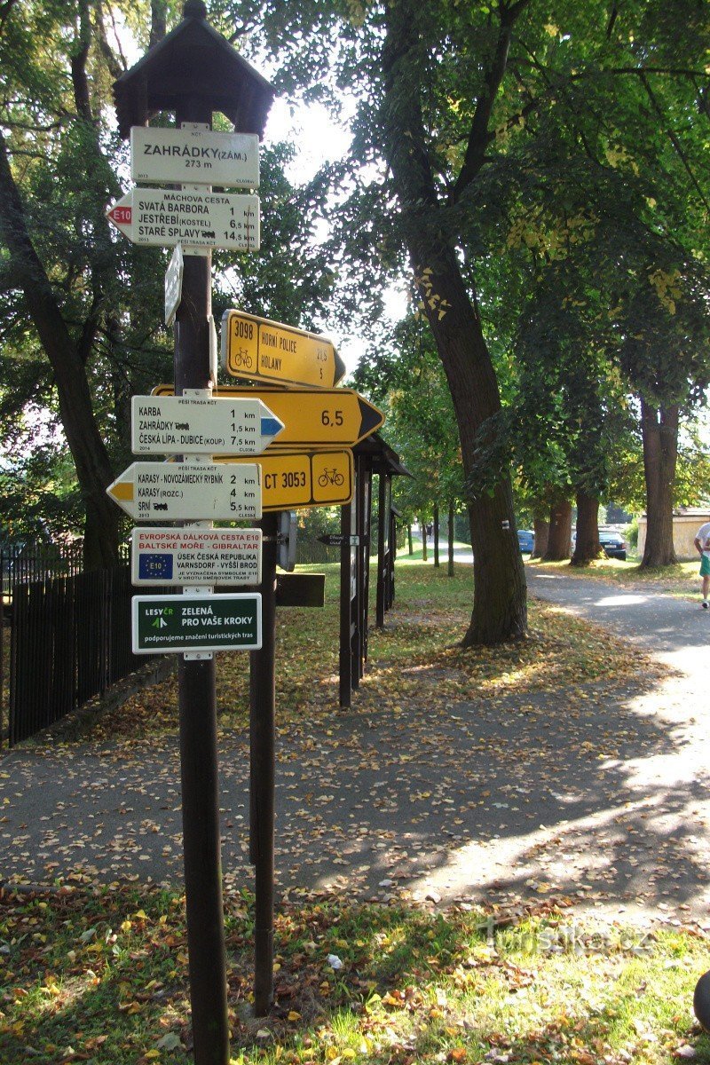 Placa de sinalização Záhrádky - castelo