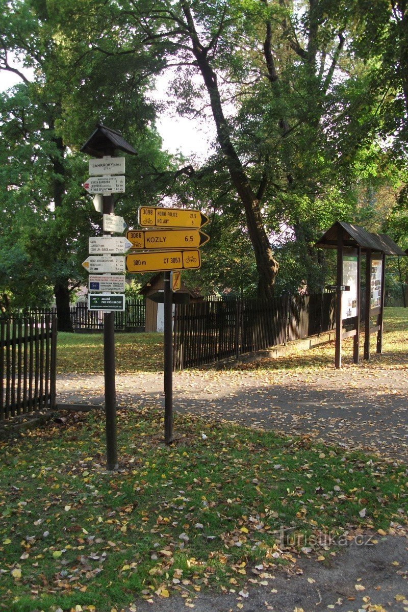 Placa de sinalização Záhrádky - castelo