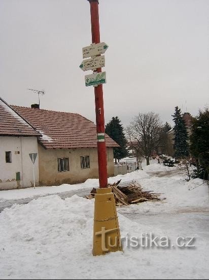 Вказівник: дорога з зеленим маркуванням - Jevany - Kozojedy - Doubravčice - Český Brod