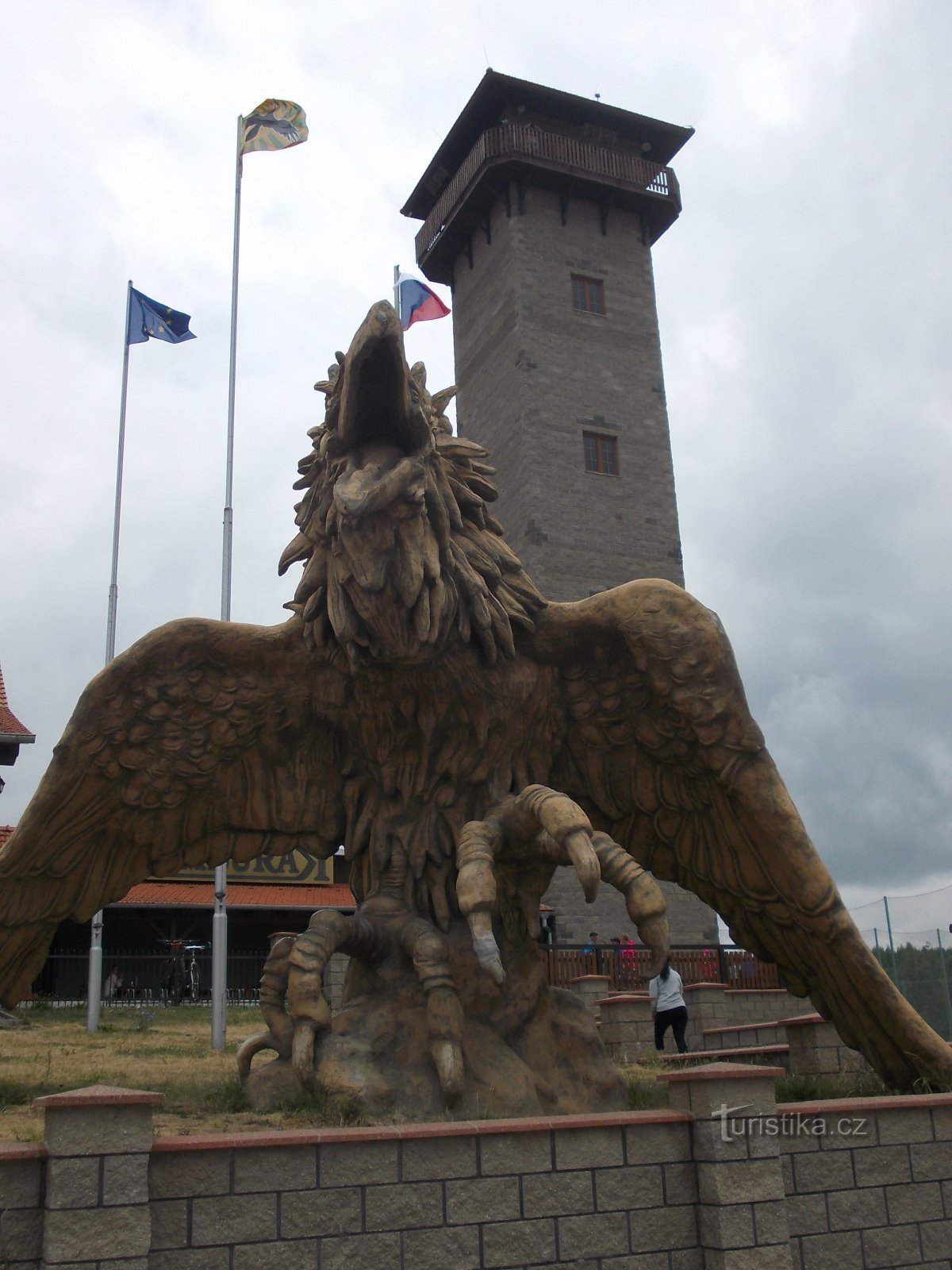 Torre de vigilancia de Rumburak con una enorme estatua de pájaro