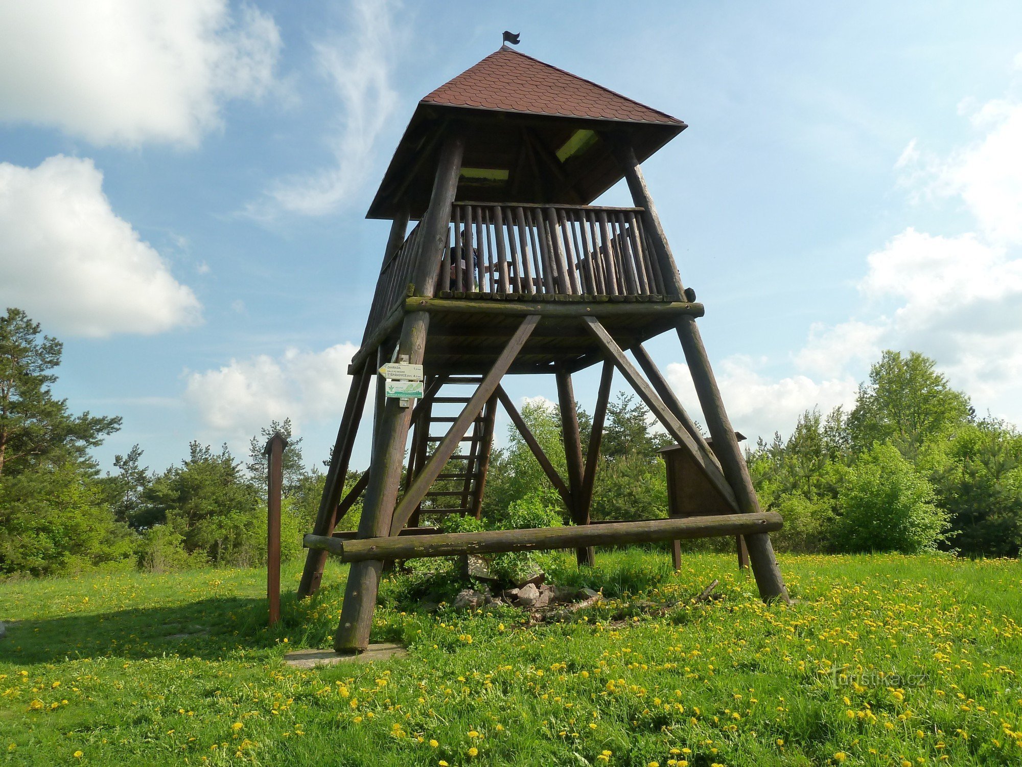 Babylons observationstorn - skylten är på vänster framben