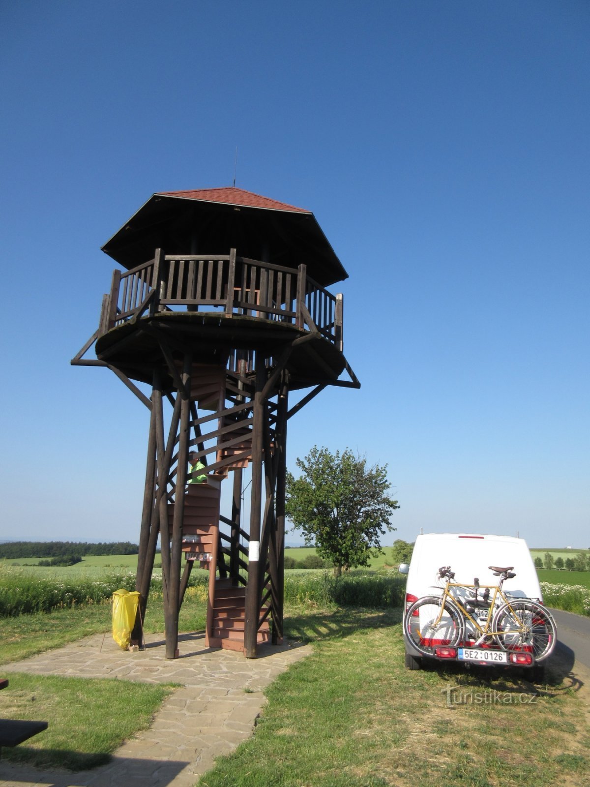 Doubí-näköalatorni lähellä Vázania