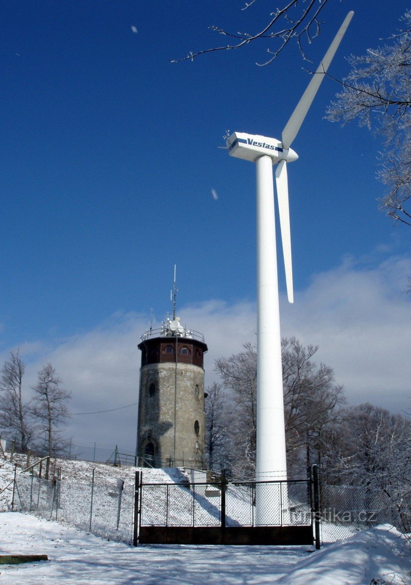 Aussichtsturm von P. Josef I. und Windkraftanlage
