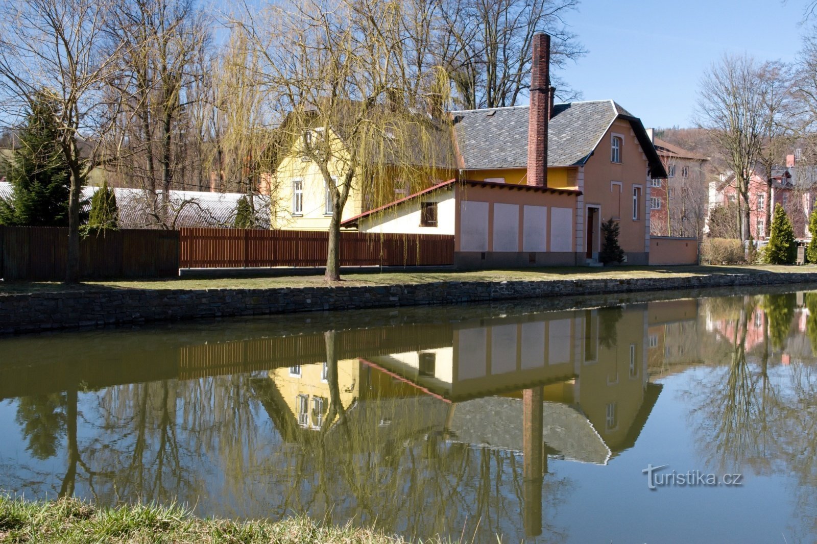 Torre de vigia de Halaška e ruínas do castelo de Vildštejn.