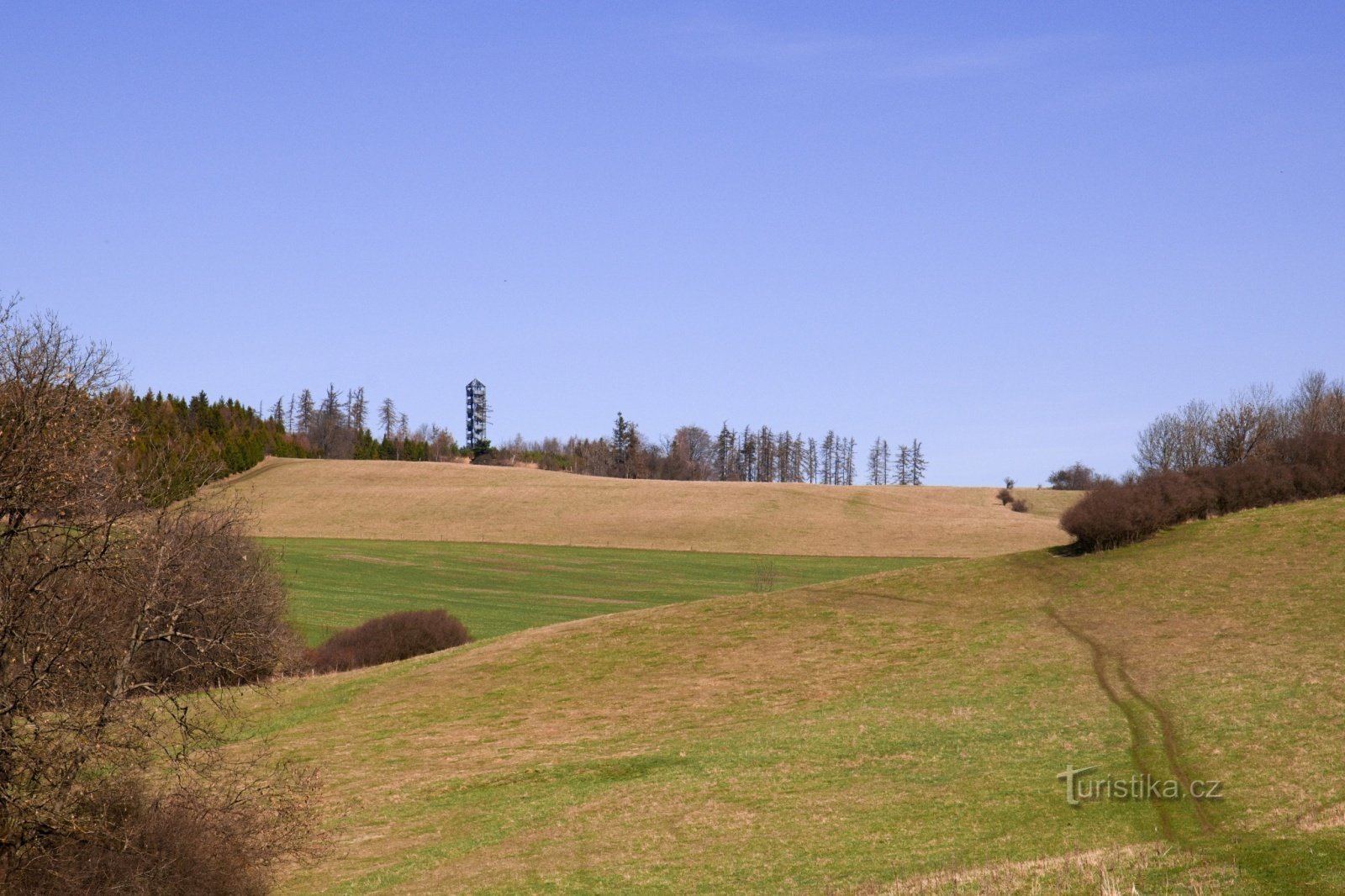 Halaška uitkijktoren en kasteelruïne Vildštejn.