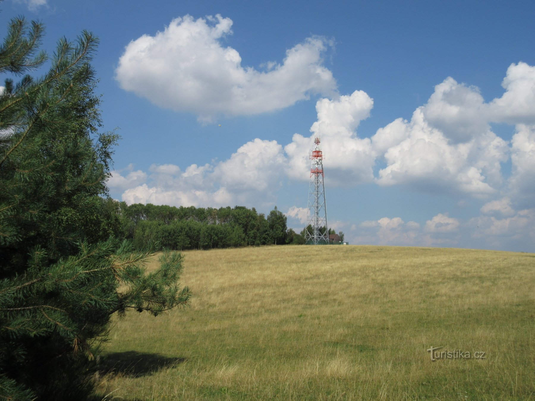 Schon von weitem ist der Aussichtsturm zu sehen