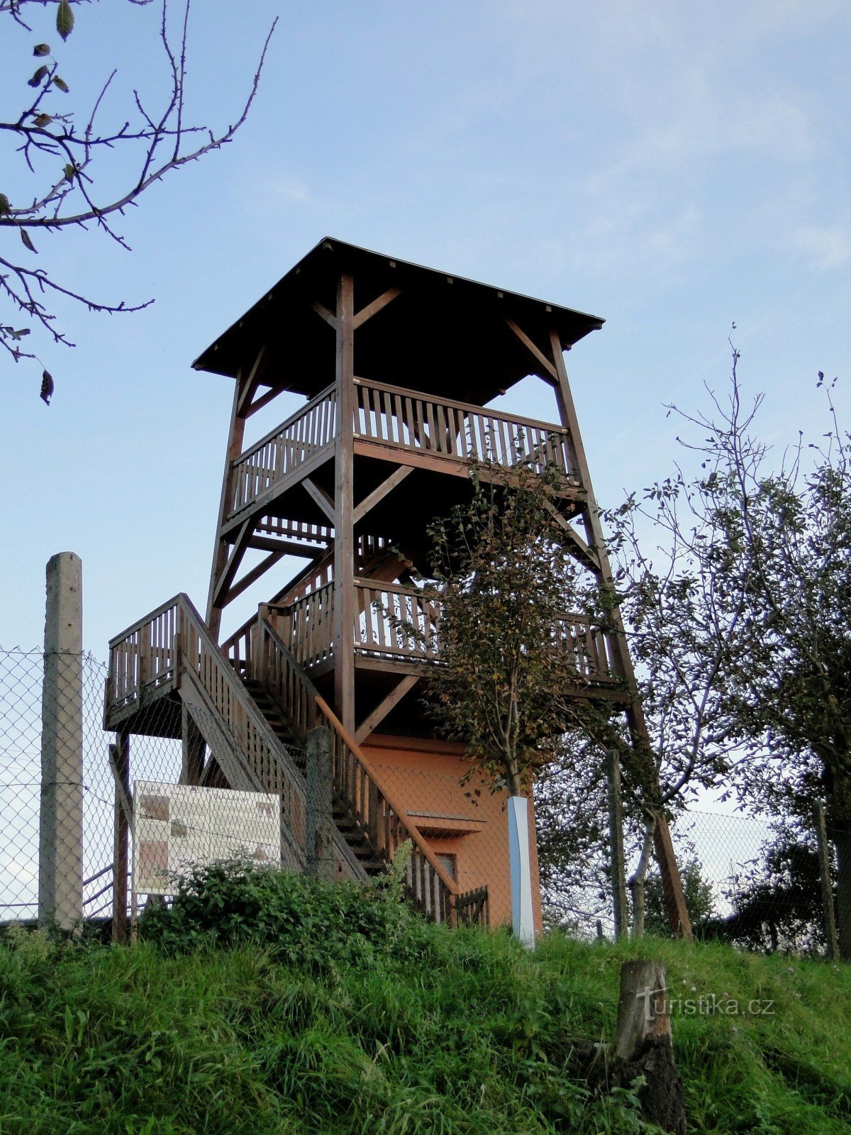 Aussichtsturm Johanka im Dorf Hýsly